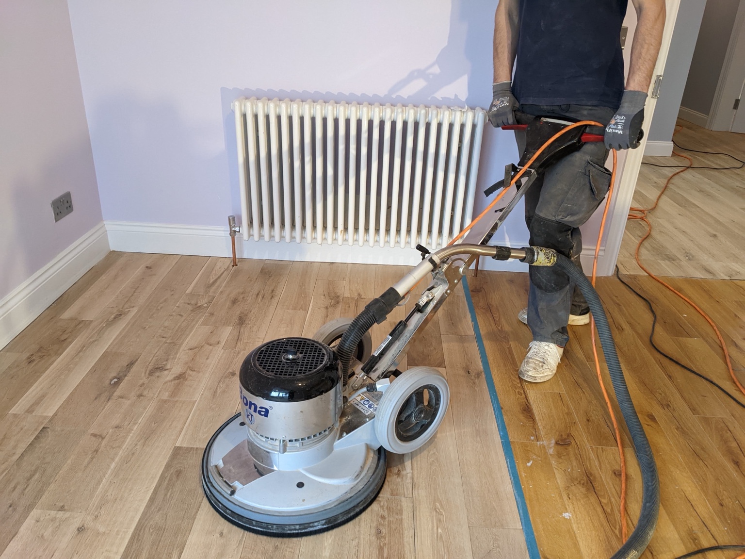 Levigatura professionale di un pavimento in parquet
