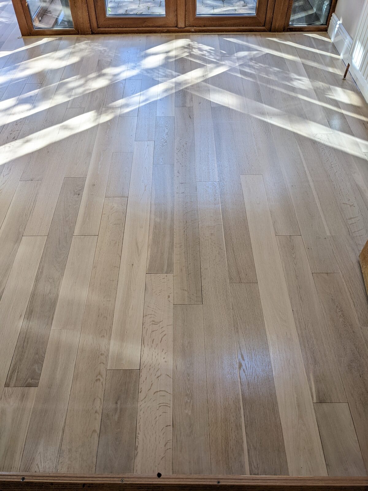 Parquet chiaro a posa regolare dopo il recupero