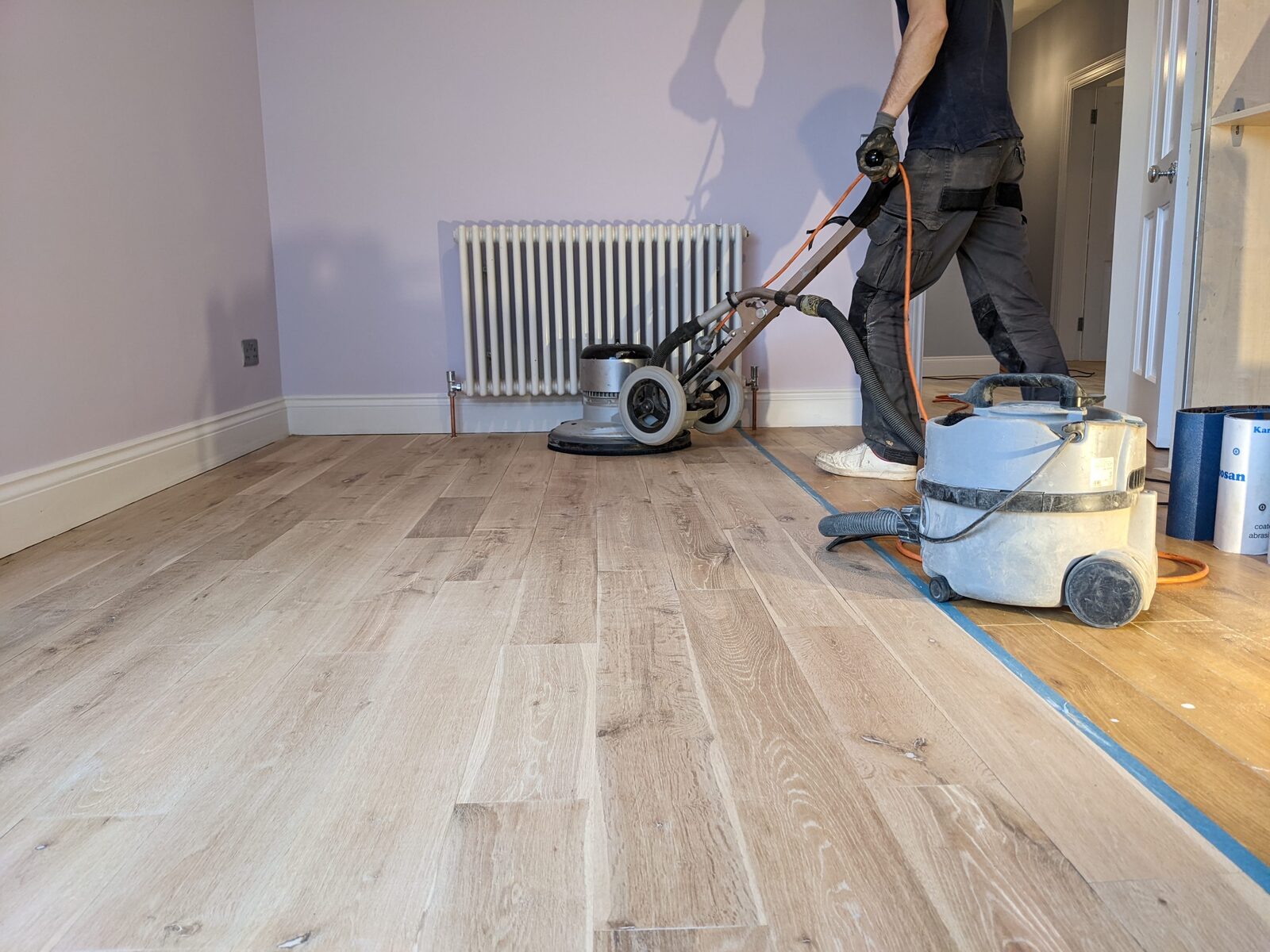 Levigatura professionale del parquet in corso