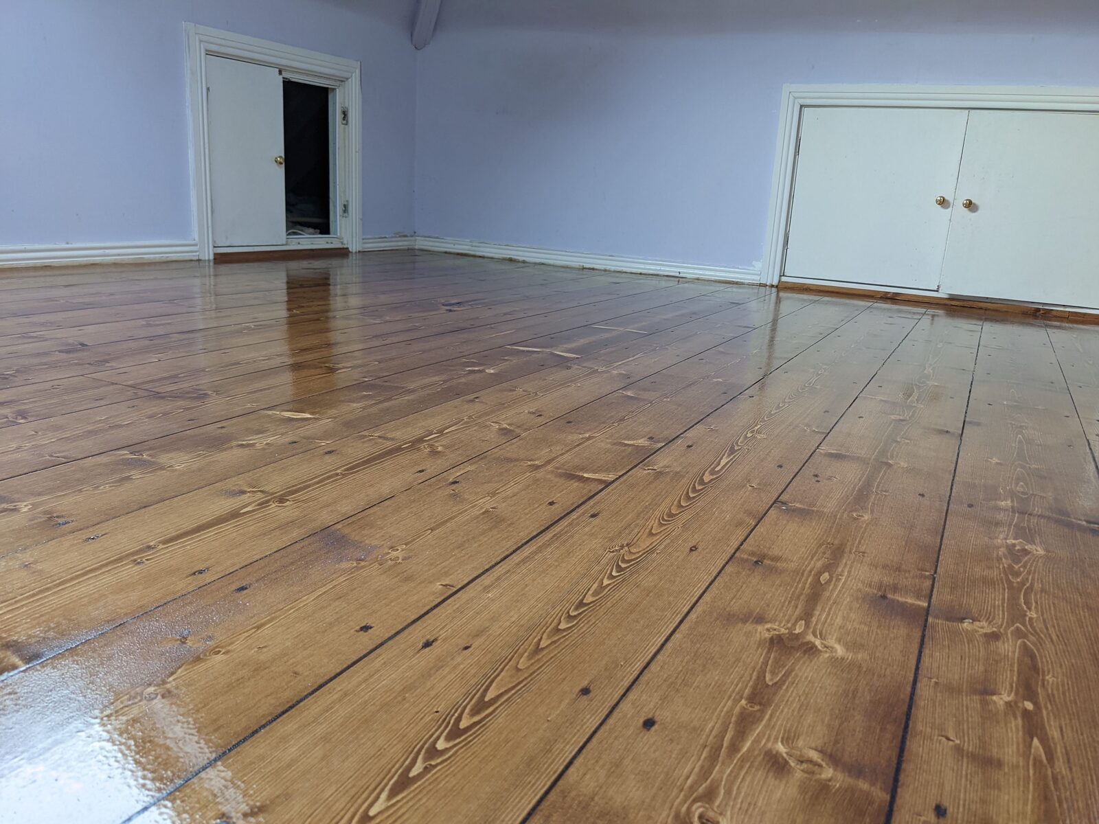 Parquet chiaro recuperato in zona soggiorno