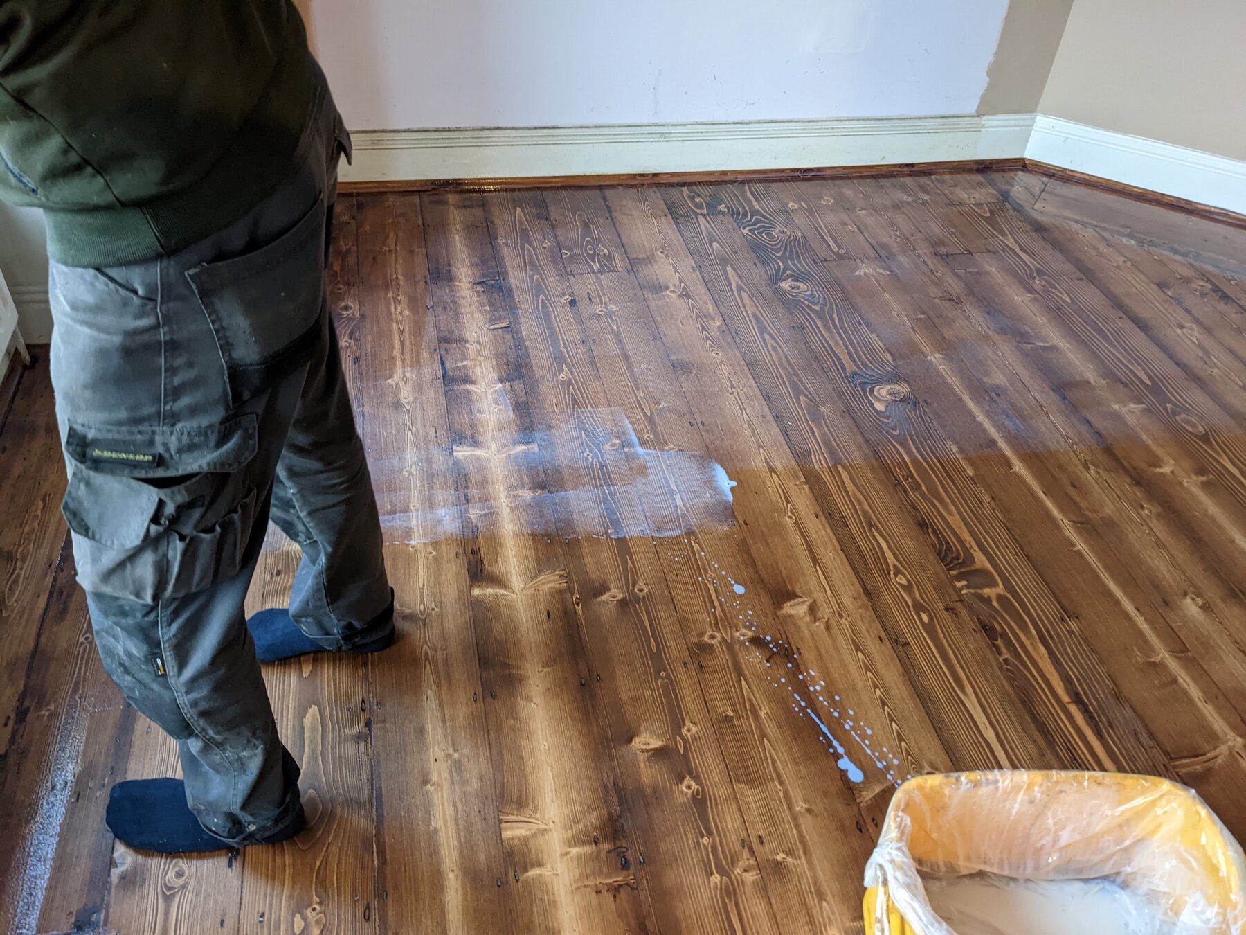 Applicazione della finitura sul parquet