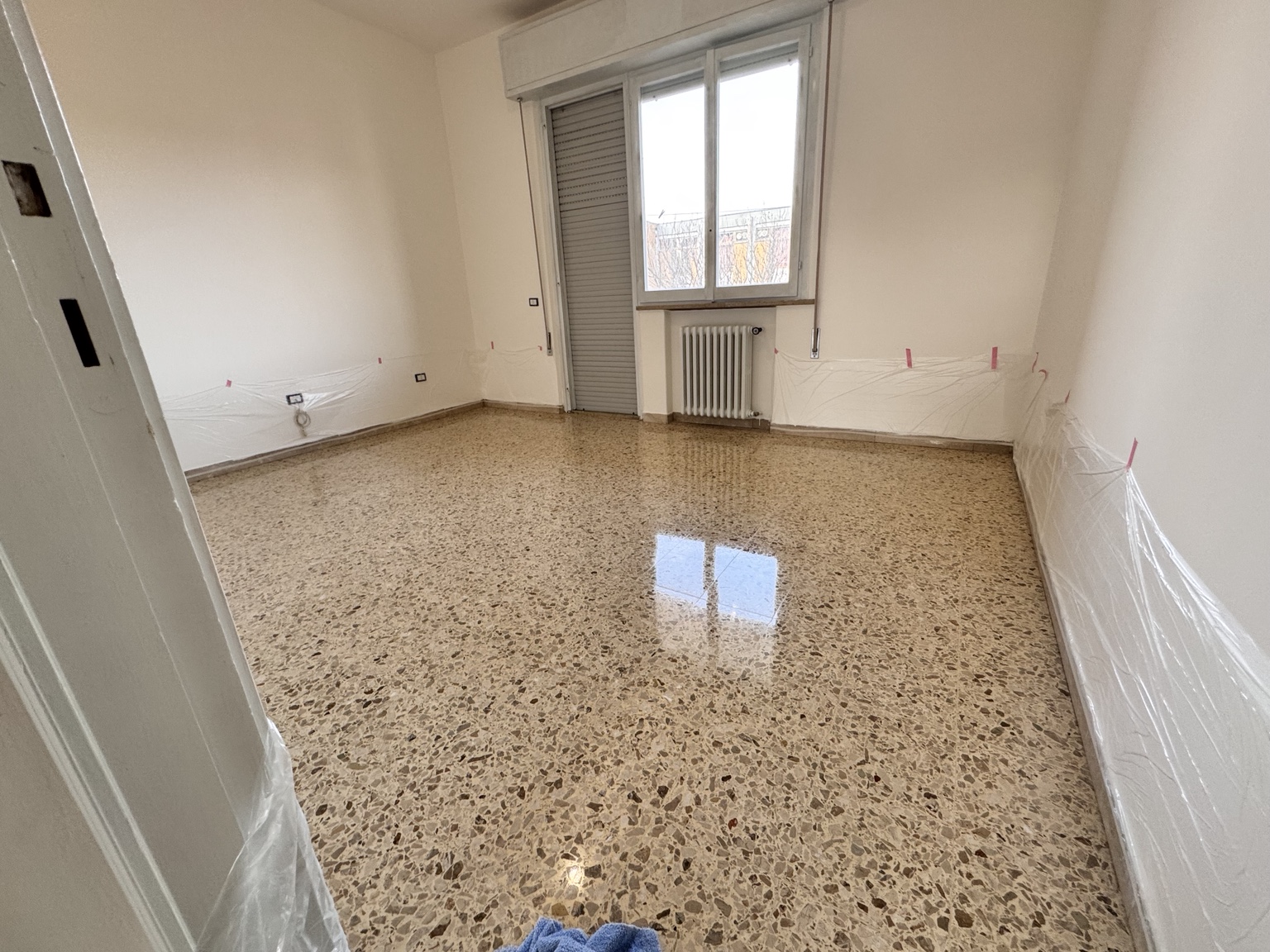 Pavimento in graniglia beige dopo la lucidatura