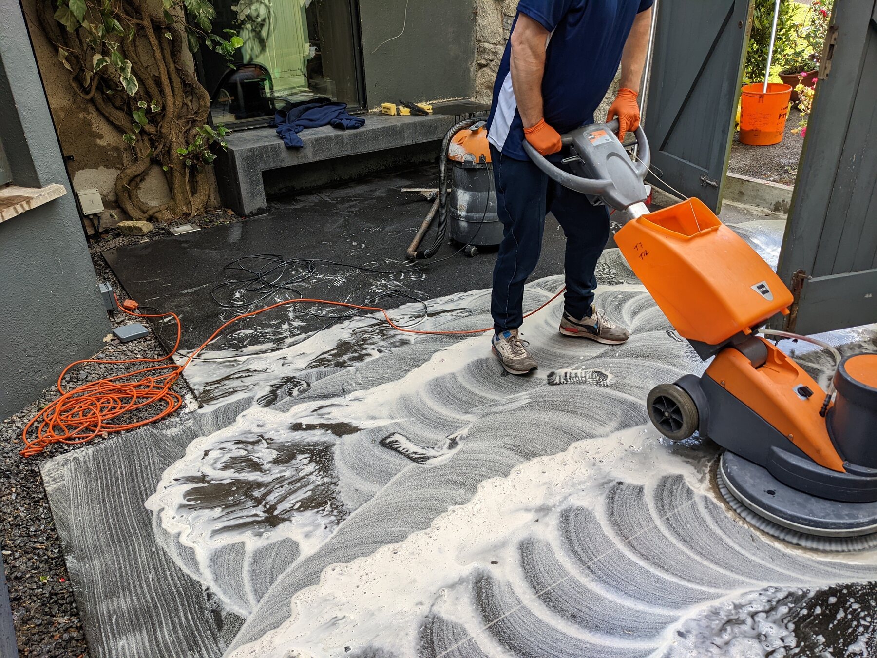 Lavorazione professionale di una superficie in pietra